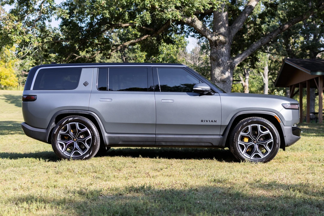 2023 Rivian R1S - Image 10 of 31
