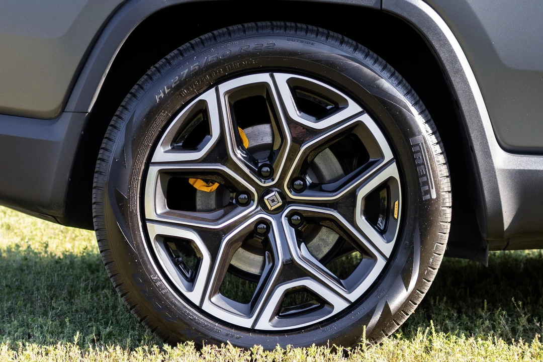 2023 Rivian R1S - Image 26 of 31