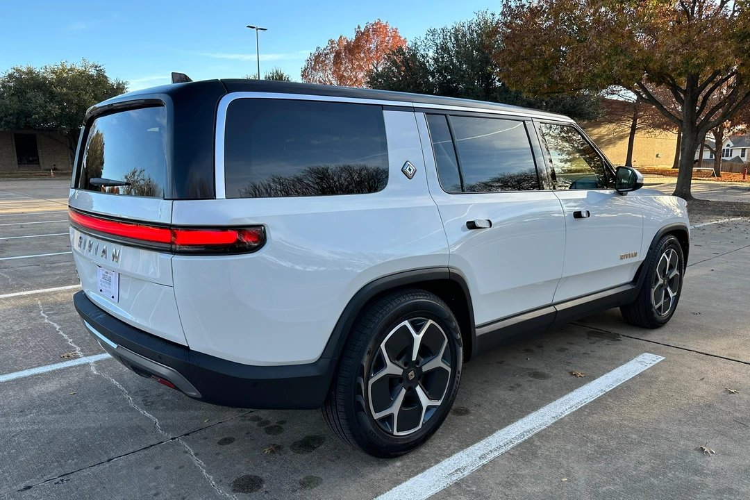 2023 Rivian R1S - Image 4 of 31