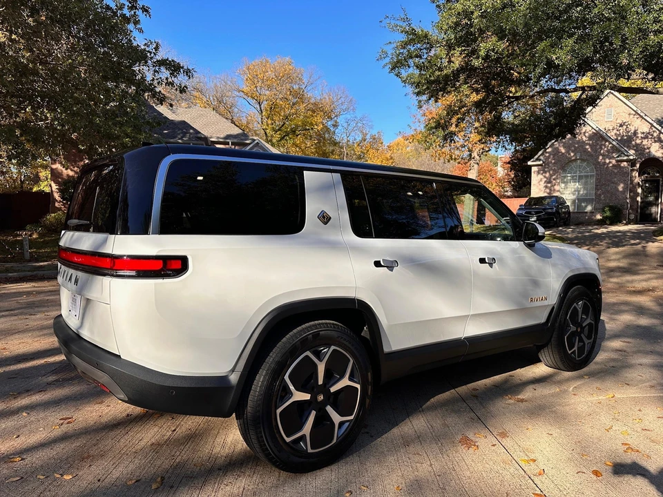 2023 Rivian R1S - Image 27 of 31
