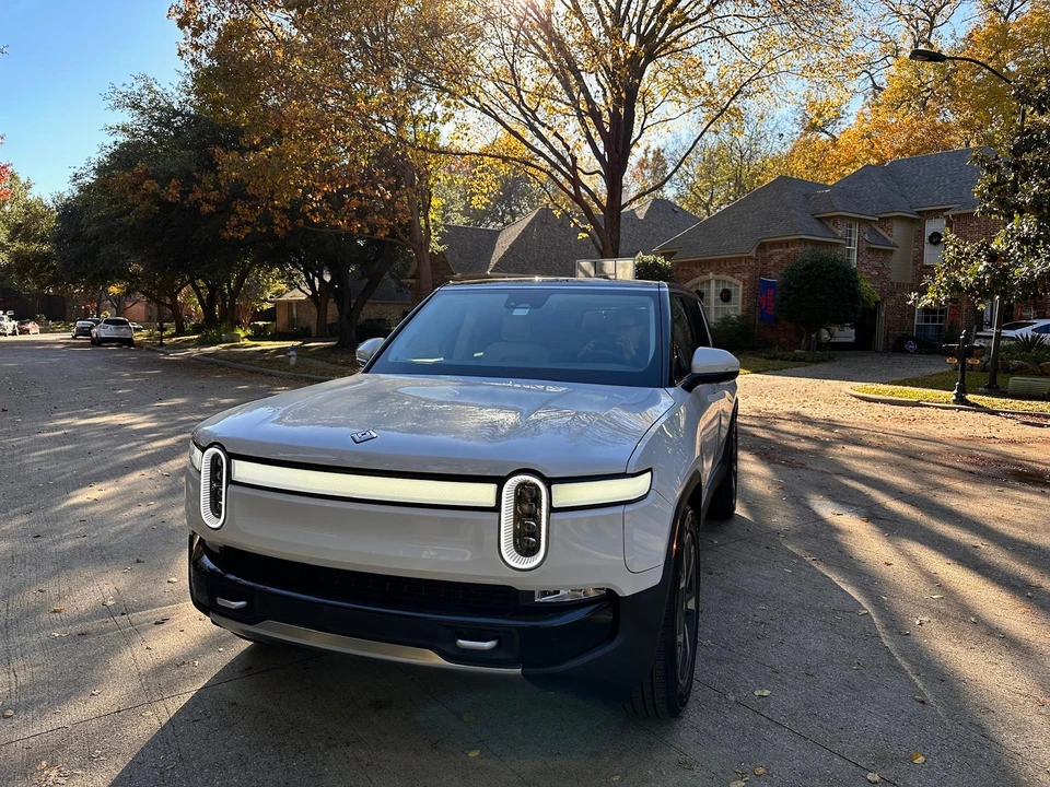 2023 Rivian R1S - Image 11 of 31