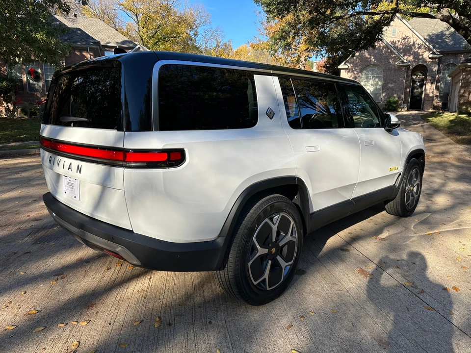 2023 Rivian R1S - Image 25 of 31