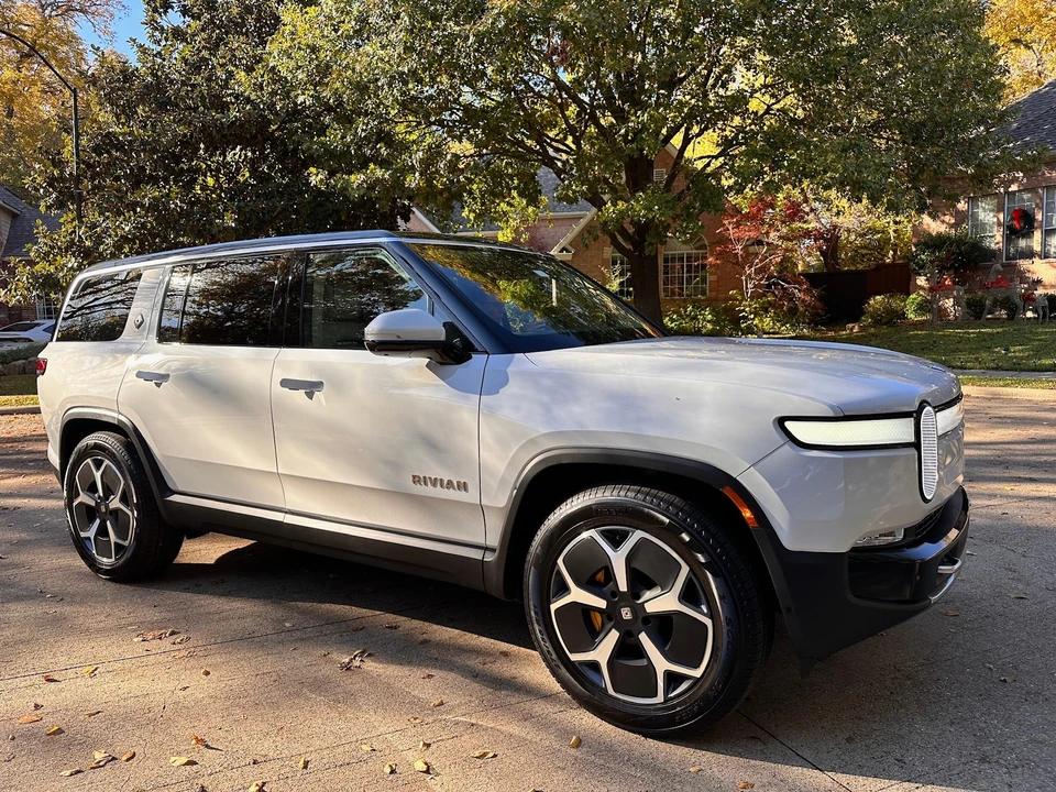 2023 Rivian R1S - Image 30 of 31