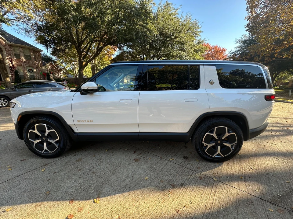 2023 Rivian R1S - Image 15 of 31