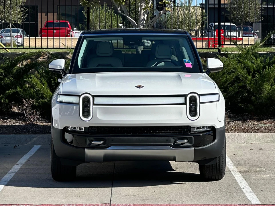 2023 Rivian R1S - Image 7 of 31