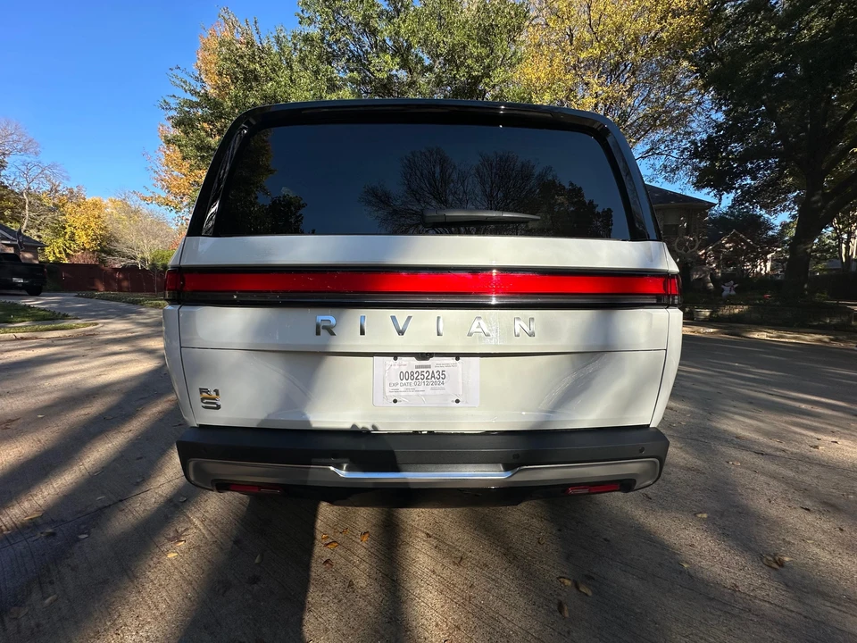 2023 Rivian R1S - Image 22 of 31