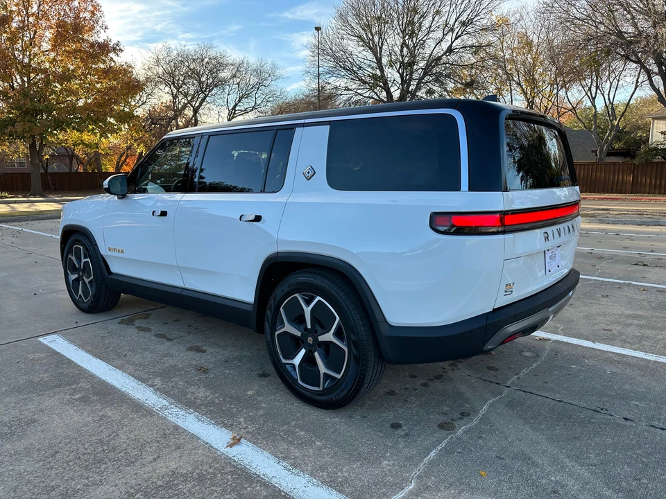 2023 Rivian R1S - Image 18 of 31