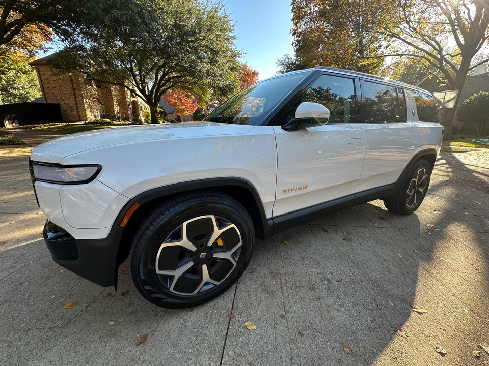 2023 Rivian R1S - Image 13 of 31