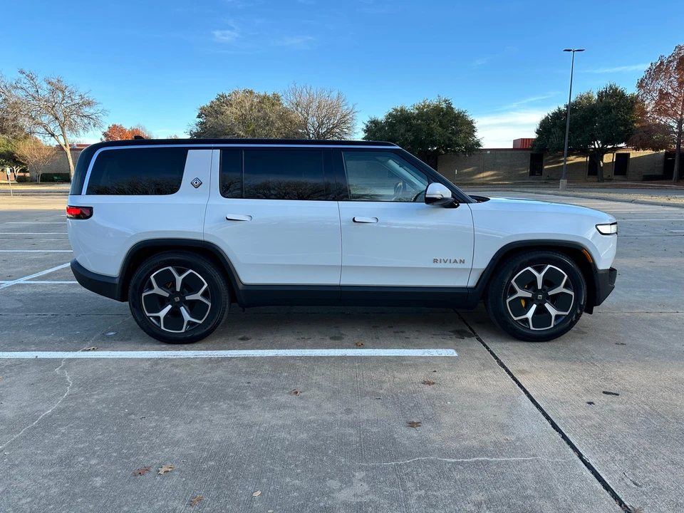 2023 Rivian R1S - Image 29 of 31
