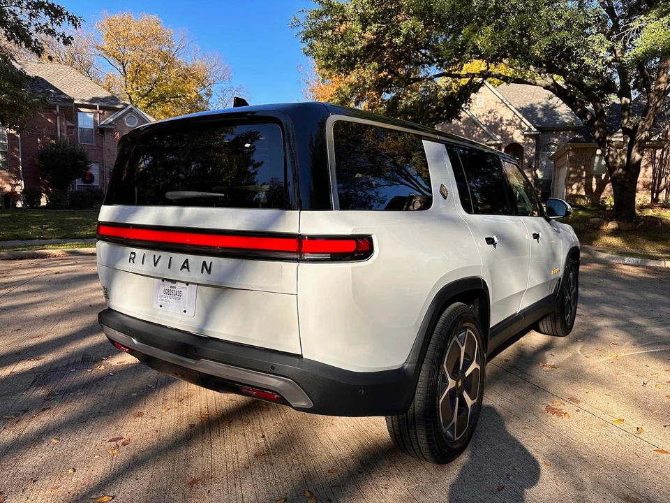 2023 Rivian R1S - Image 24 of 31