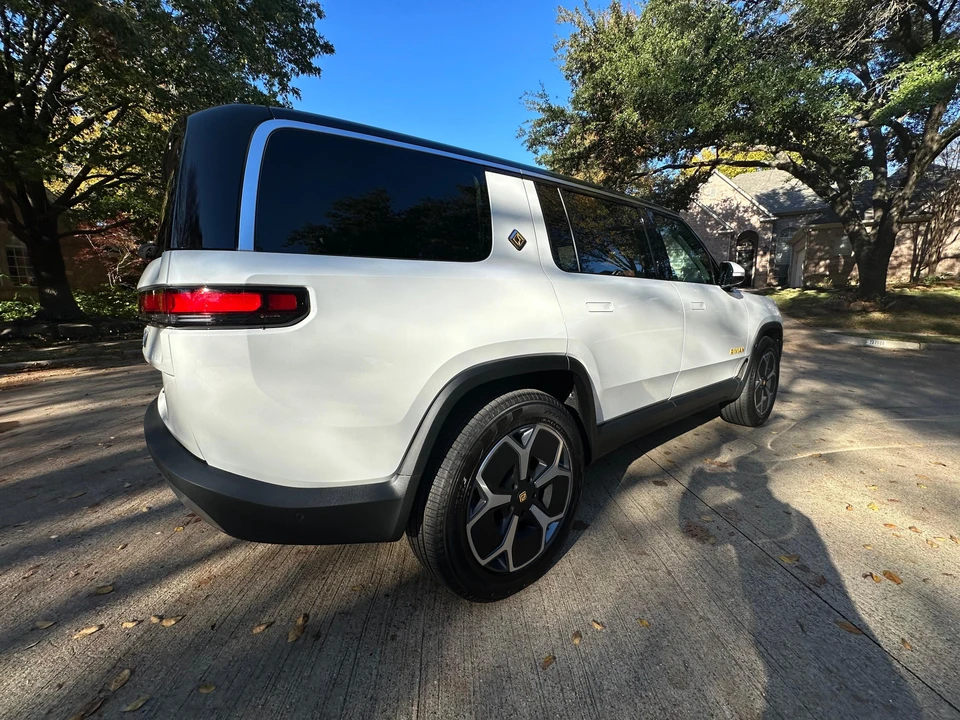 2023 Rivian R1S - Image 26 of 31