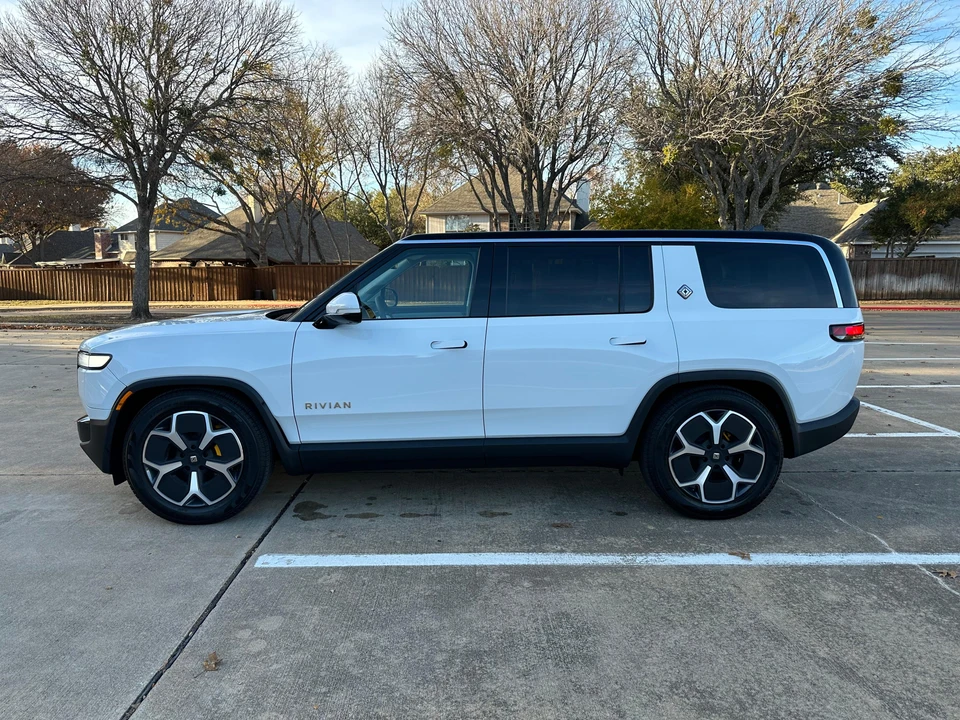 2023 Rivian R1S - Image 14 of 31