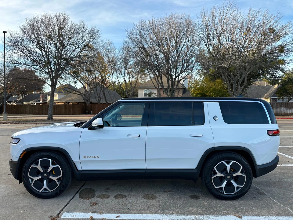 2023 Rivian R1S - Image 16 of 31