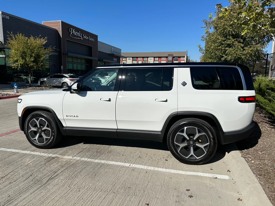 2023 Rivian R1S - Image 17 of 31