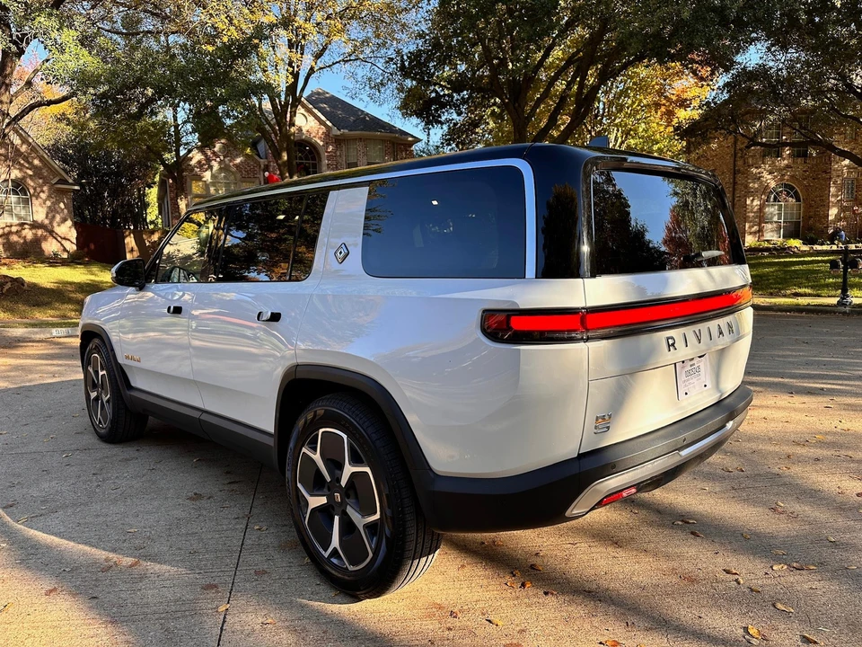 2023 Rivian R1S - Image 20 of 31