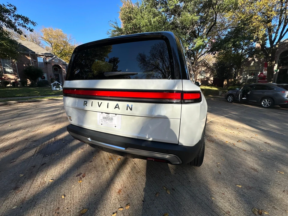2023 Rivian R1S - Image 23 of 31