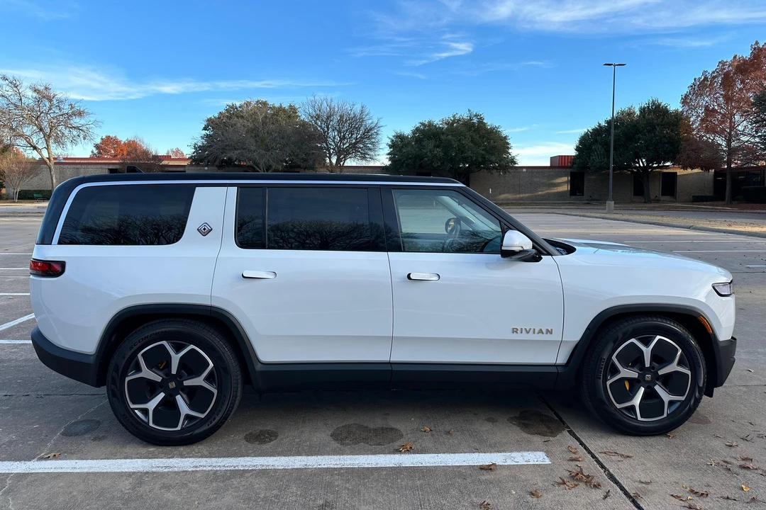 2023 Rivian R1S - Image 3 of 31