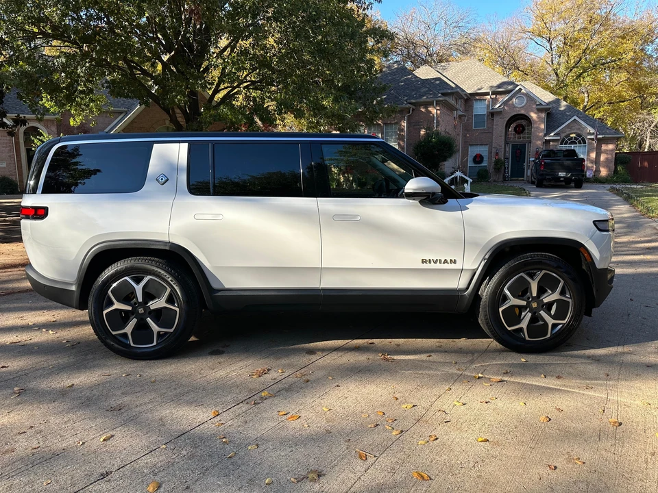 2023 Rivian R1S - Image 28 of 31