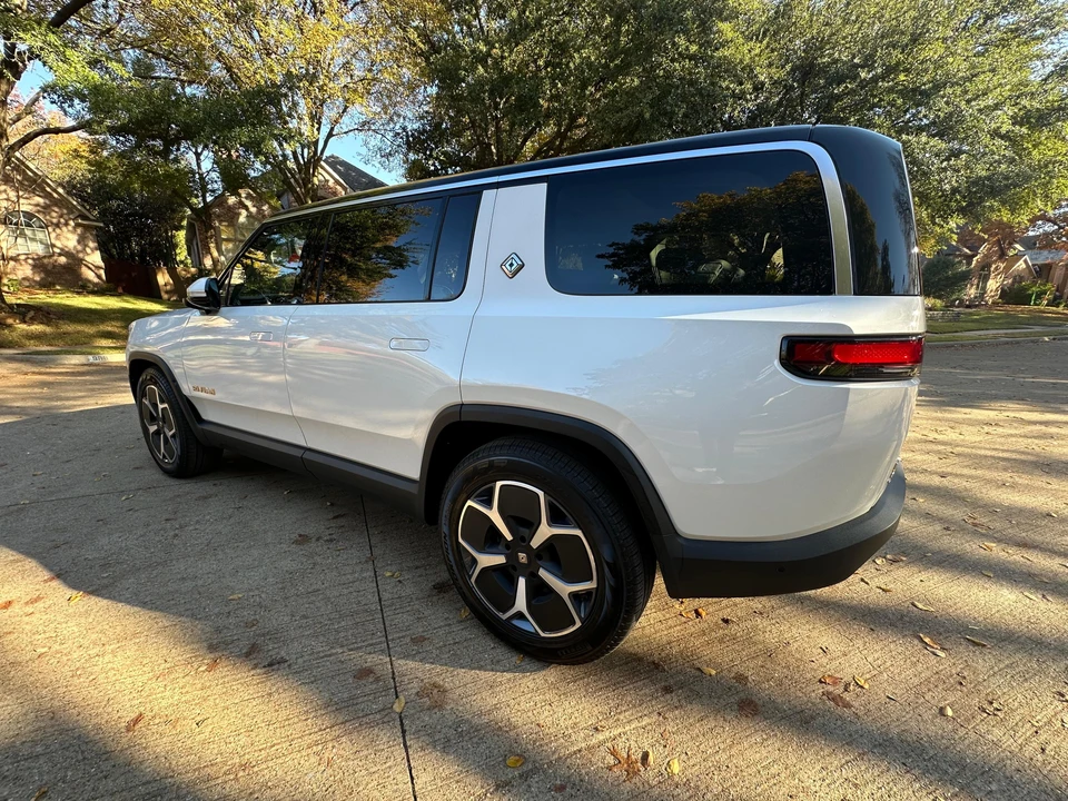 2023 Rivian R1S - Image 19 of 31