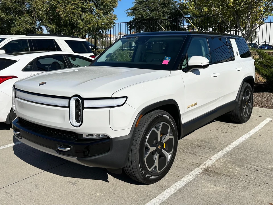 2023 Rivian R1S - Image 12 of 31