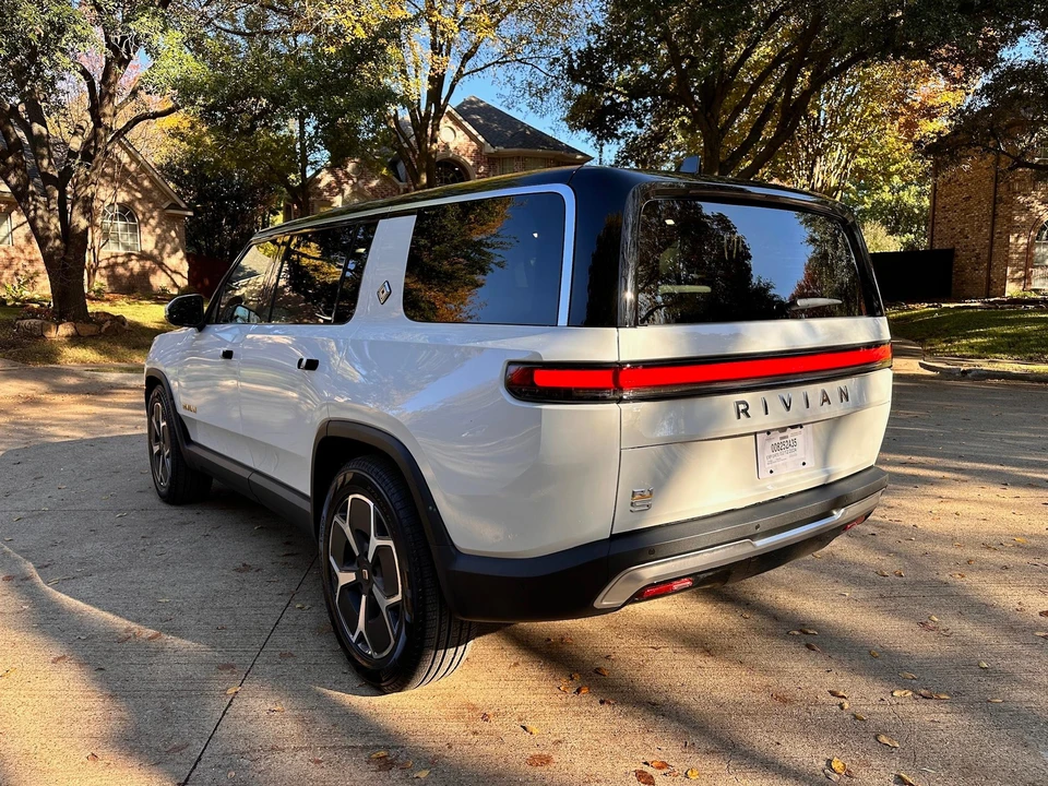 2023 Rivian R1S - Image 21 of 31