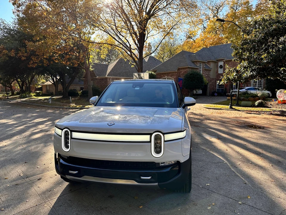 2023 Rivian R1S - Image 10 of 31