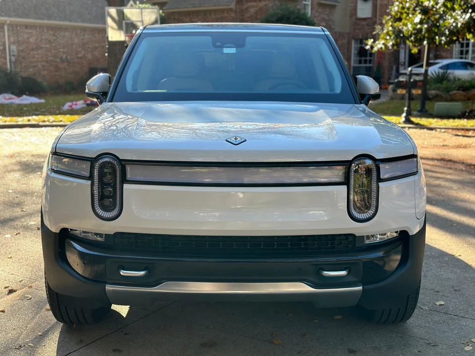 2023 Rivian R1S - Image 8 of 31