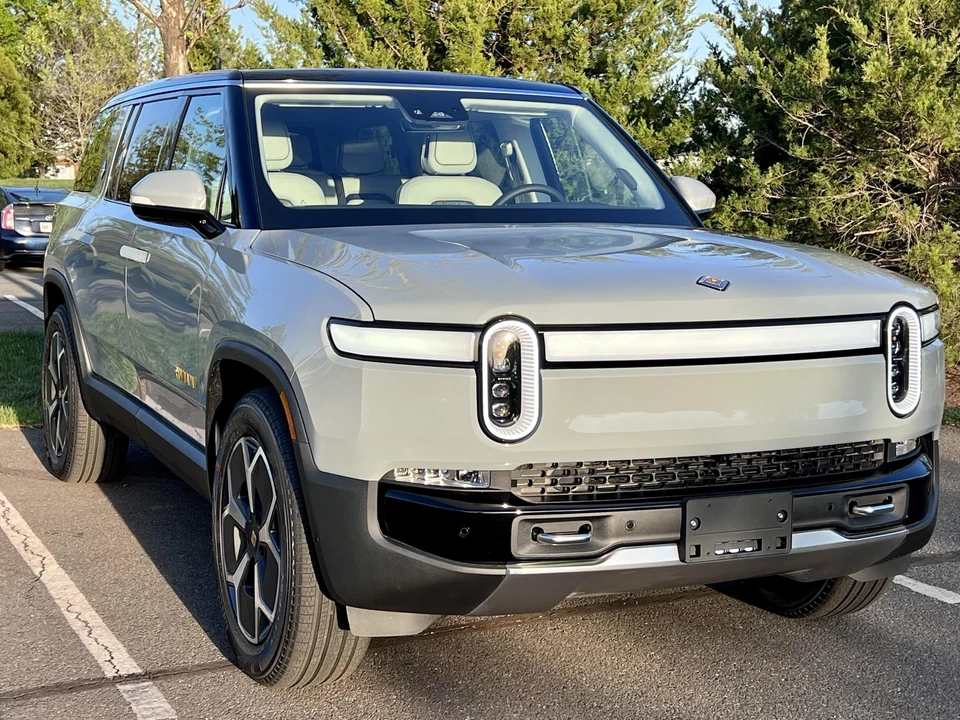 2023 Rivian R1S - Image 14 of 31