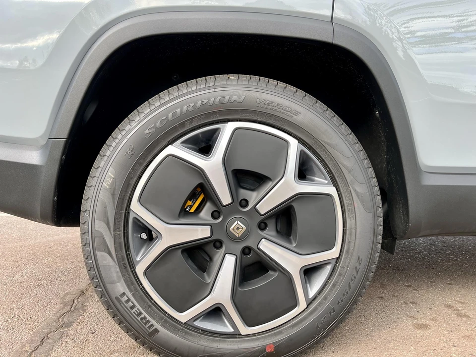 2023 Rivian R1S - Image 27 of 31