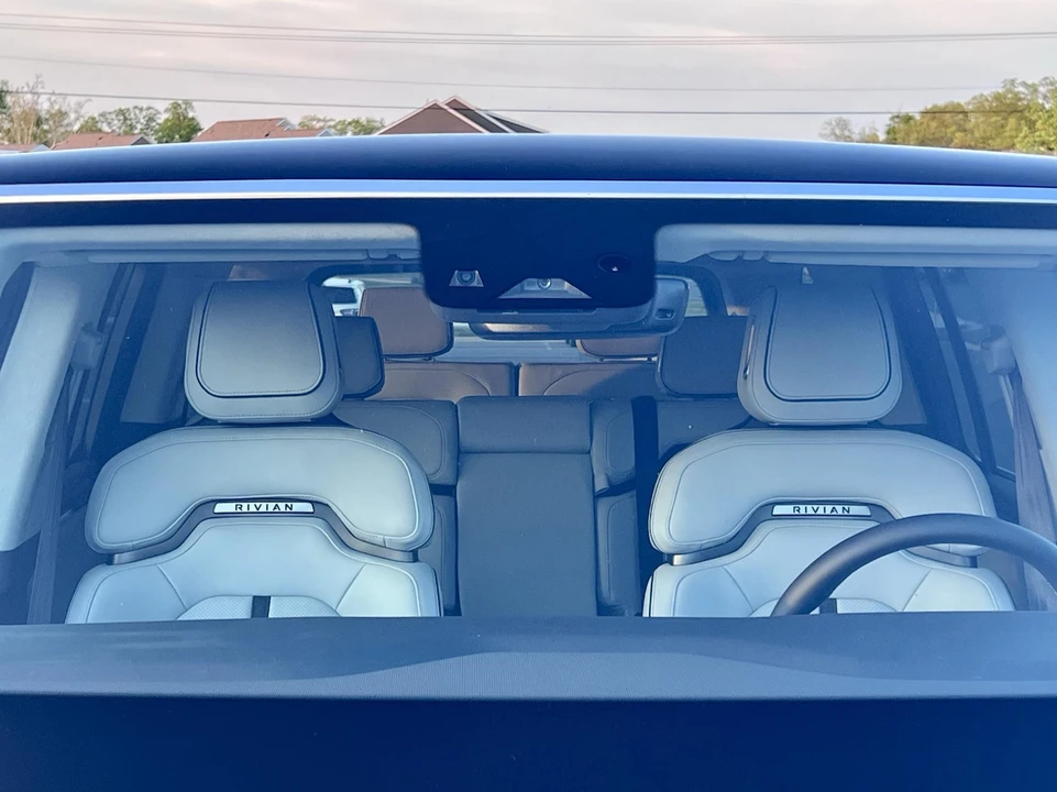 2023 Rivian R1S - Image 15 of 31