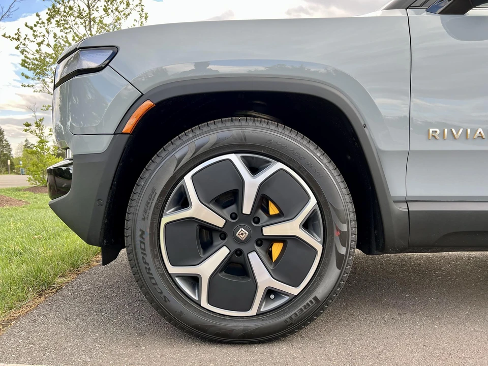 2023 Rivian R1S - Image 25 of 31