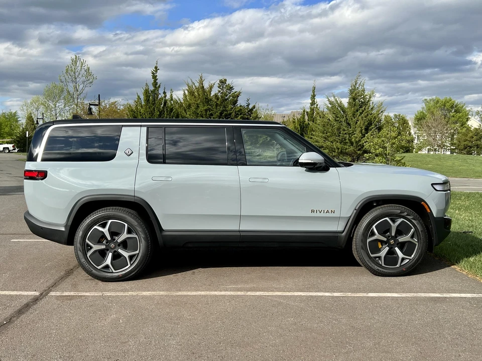 2023 Rivian R1S - Image 11 of 31