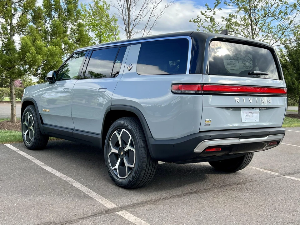 2023 Rivian R1S - Image 9 of 31