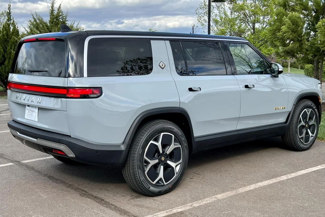 2023 Rivian R1S - Image 4 of 31