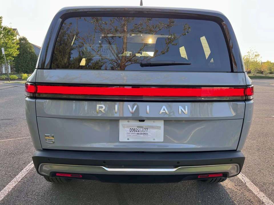 2023 Rivian R1S - Image 10 of 31