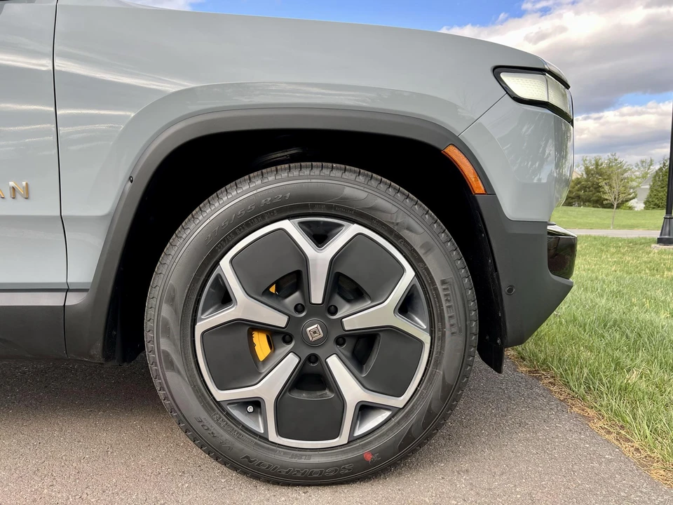 2023 Rivian R1S - Image 28 of 31