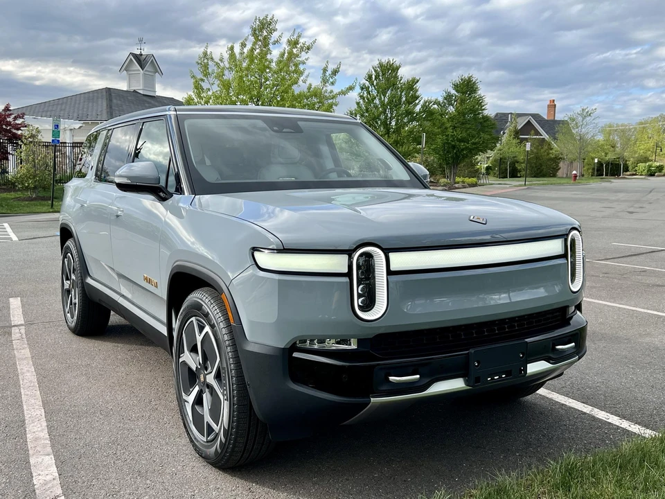 2023 Rivian R1S - Image 12 of 31