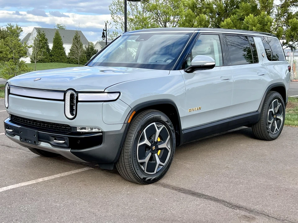 2023 Rivian R1S - Image 8 of 31