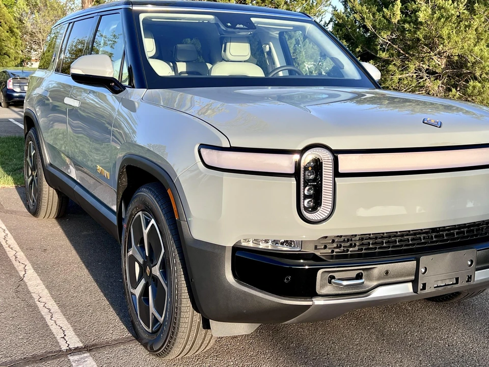 2023 Rivian R1S - Image 16 of 31