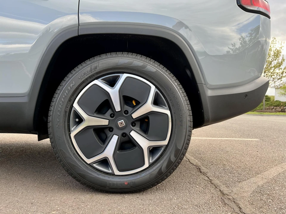 2023 Rivian R1S - Image 26 of 31