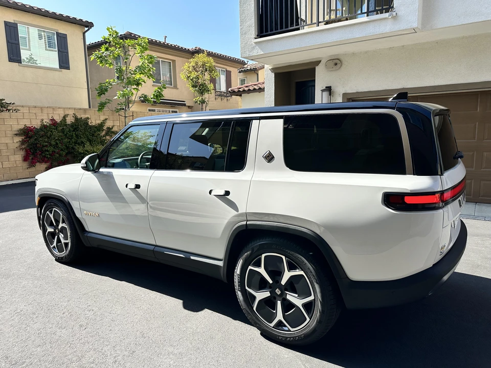 2023 Rivian R1S - Image 9 of 31