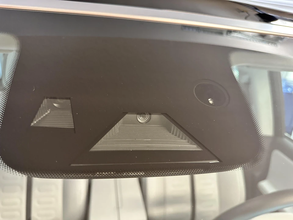 2023 Rivian R1S - Image 17 of 31