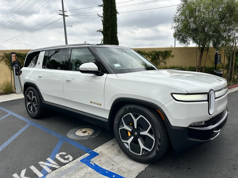 2023 Rivian R1S - Image 13 of 31