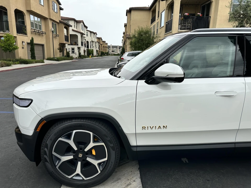 2023 Rivian R1S - Image 23 of 31