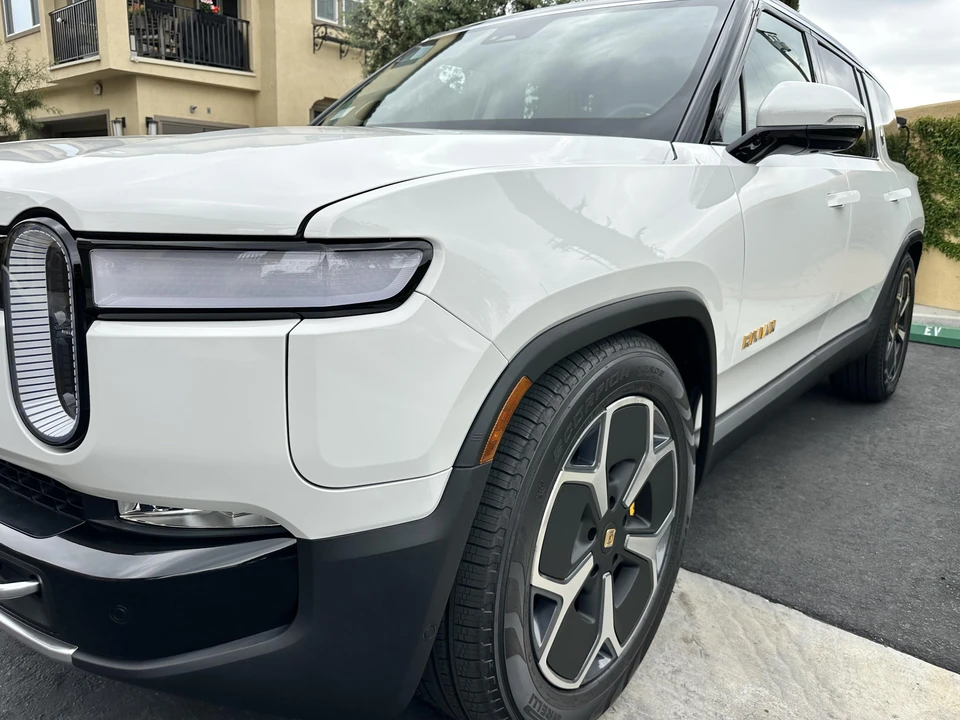 2023 Rivian R1S - Image 18 of 31