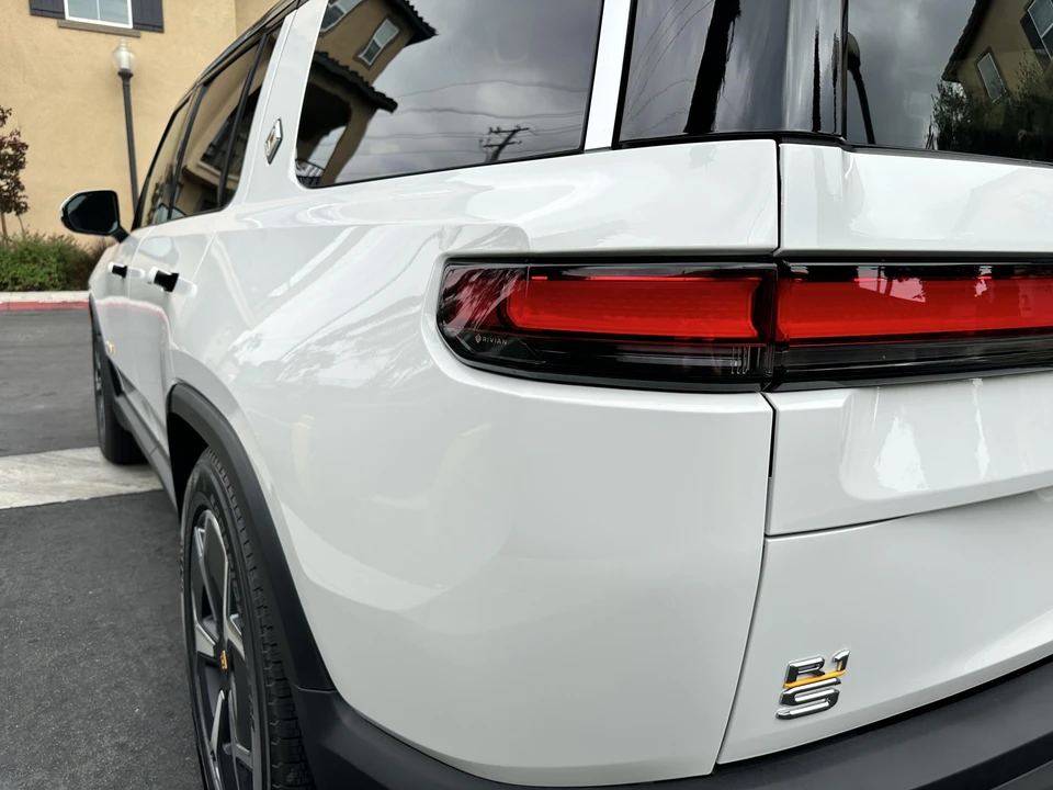 2023 Rivian R1S - Image 25 of 31