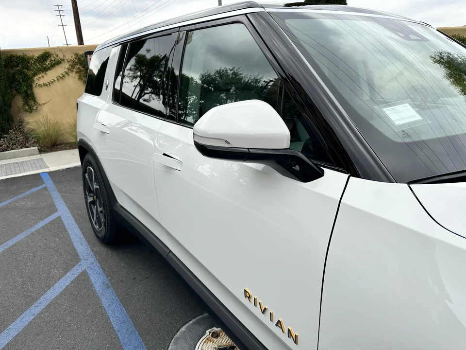 2023 Rivian R1S - Image 31 of 31