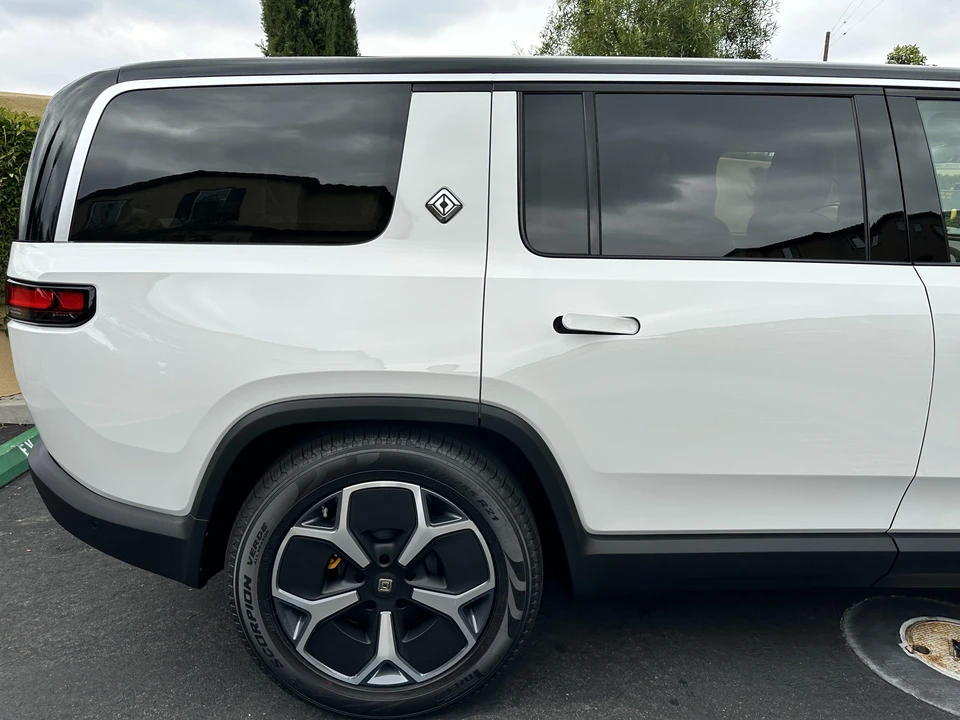 2023 Rivian R1S - Image 29 of 31