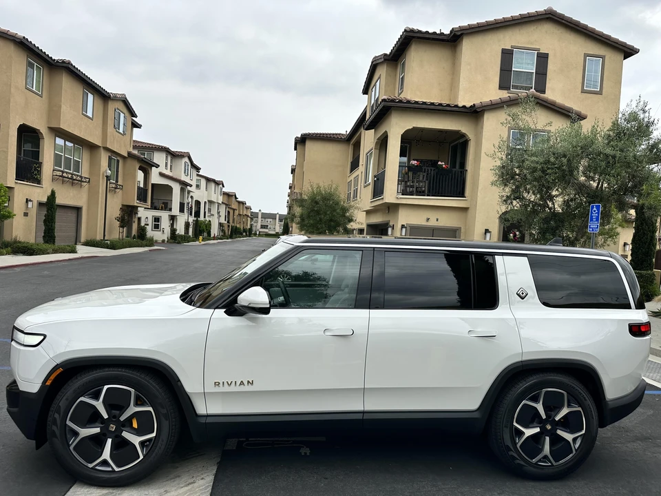 2023 Rivian R1S - Image 8 of 31