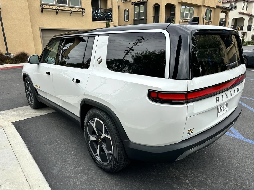 2023 Rivian R1S - Image 10 of 31